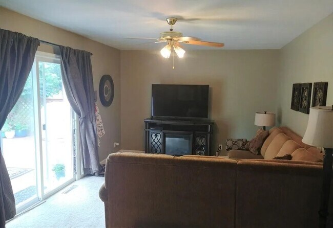 Building Photo - 8424 Holiday Hills Dr