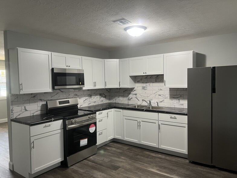 Also feature washer dryer hookup in utility room - 615 E Sycamore St