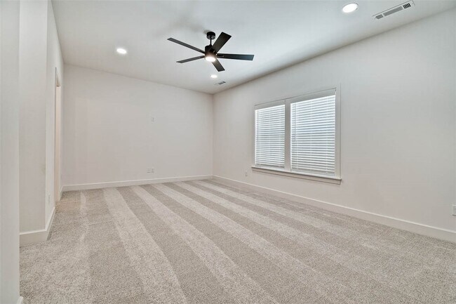 Building Photo - 510 W Persimmon St