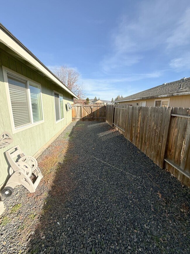 Building Photo - Three Bedroom, Two Bath House