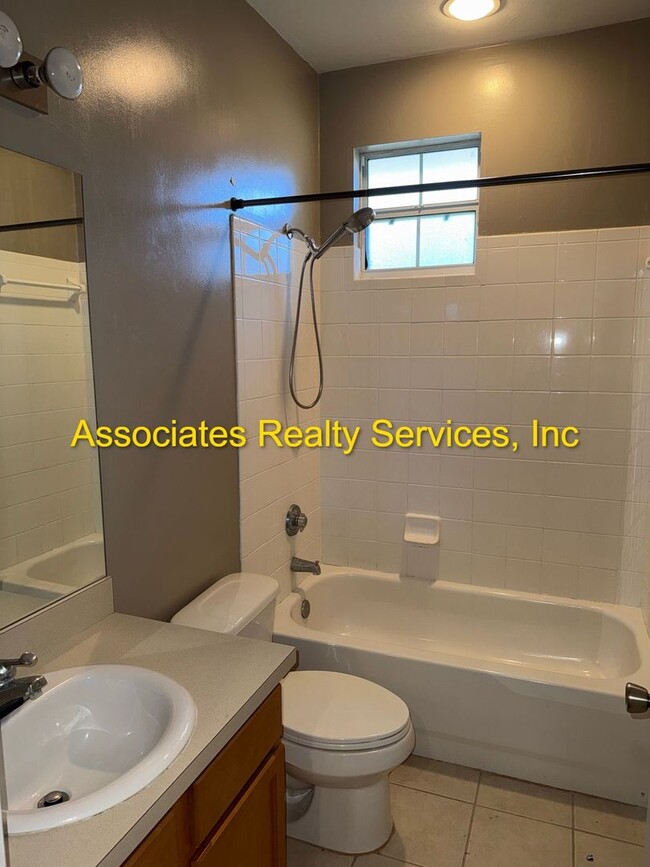 Building Photo - Spacious End Unit Available in Garland Condo