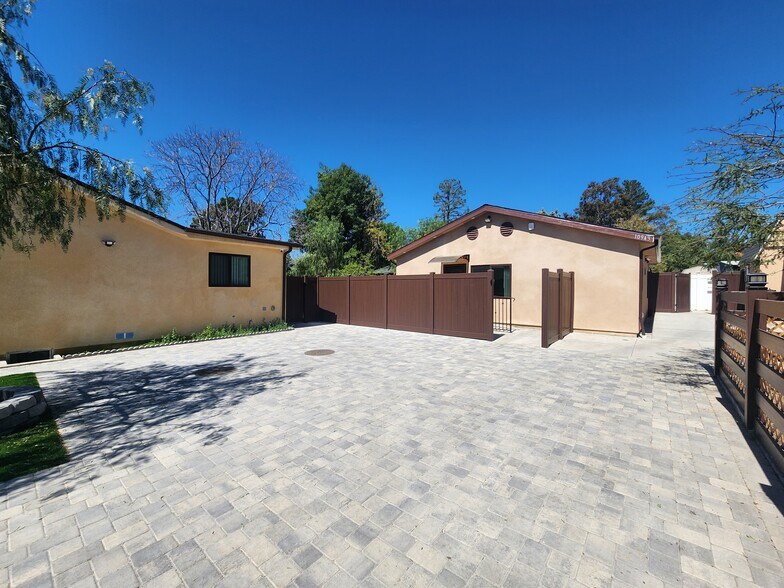 Building Photo - 10941 Walnut Dr