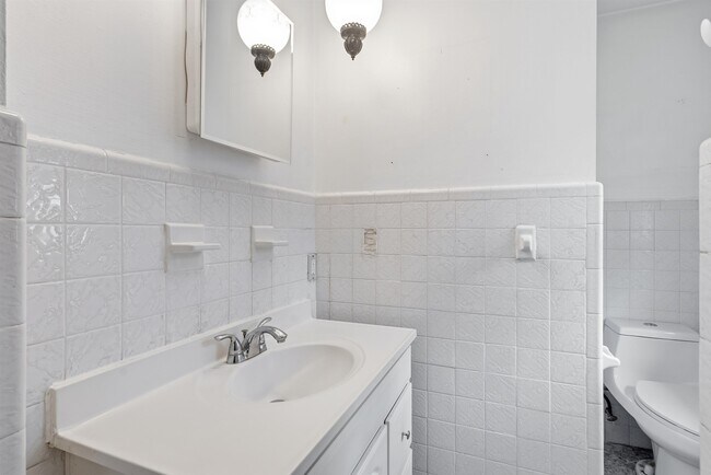 Building Photo - 2 Raydol Ave