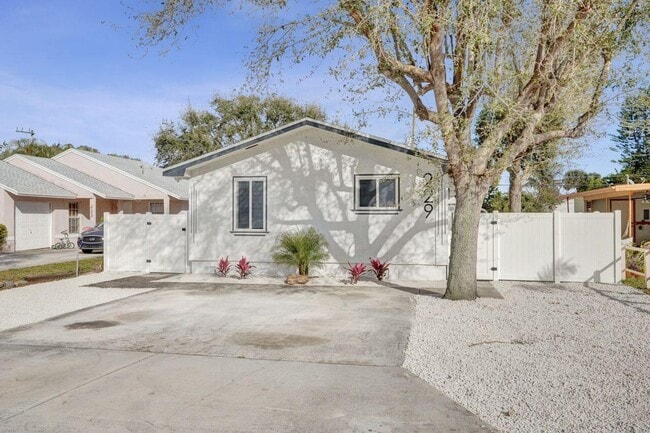 Building Photo - 229 SW 1st Ave