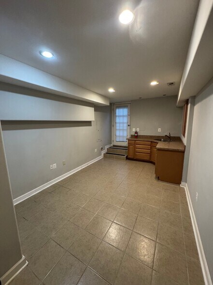 Building Photo - 11 N Streeper St