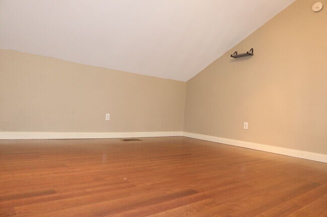 Building Photo - PEARL WEST CAMPUS - LOFTED 2BD / 1 BA - GATED - COVERED PARKING - WATER PAID