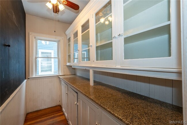 Building Photo - 11 Hoyt St