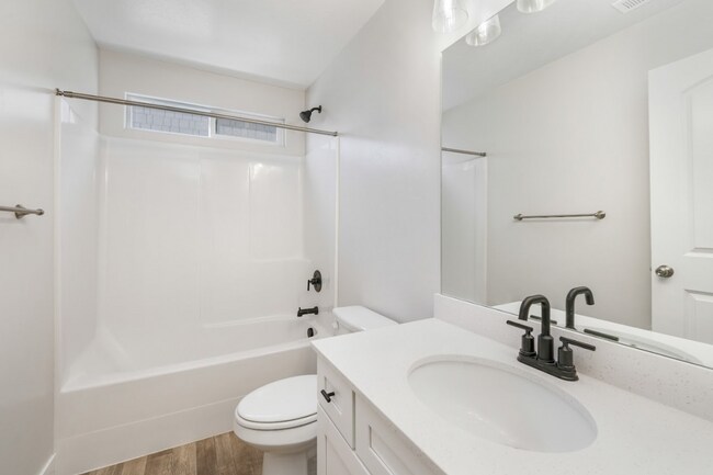 Building Photo - Pet-Friendly 3-Bedroom Rental Near Thanksg...