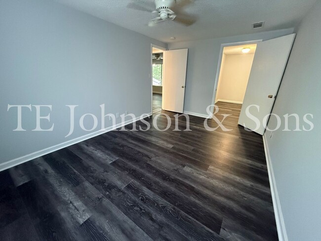 Building Photo - Cozy & Stylish 2BR Home with Fireplace, Su...