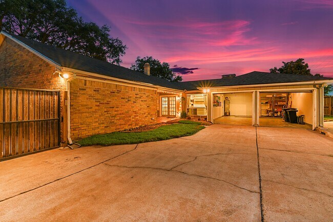 Building Photo - 215 Gentilly Dr