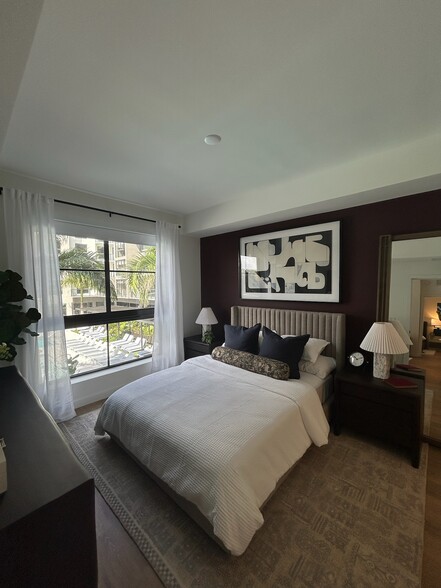 Building Photo - 1625 NE 124th St