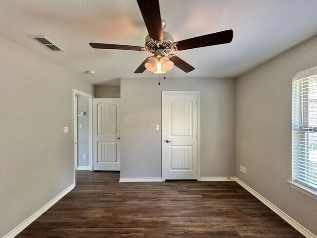 Building Photo - Available Now! 3 Bed 2 Bath in Flint!