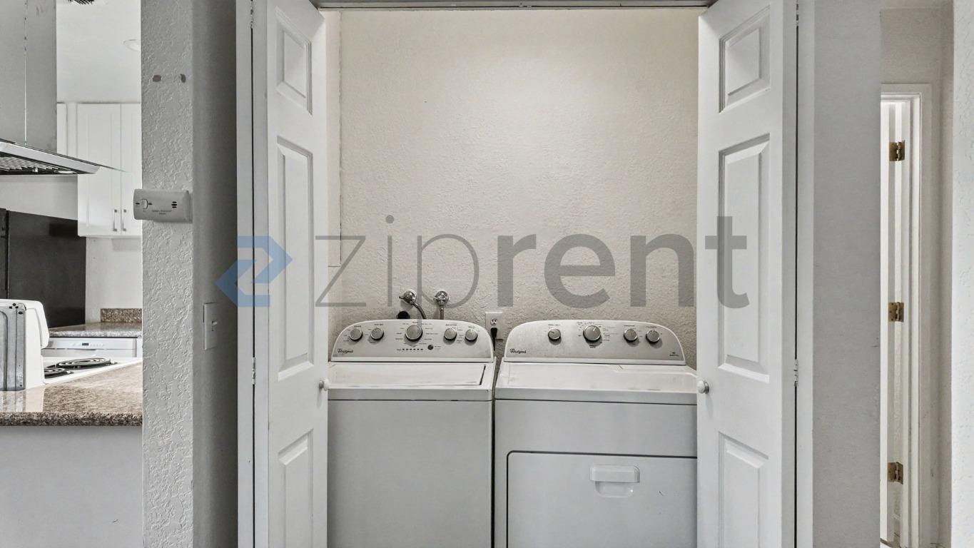 Building Photo - Unit D
