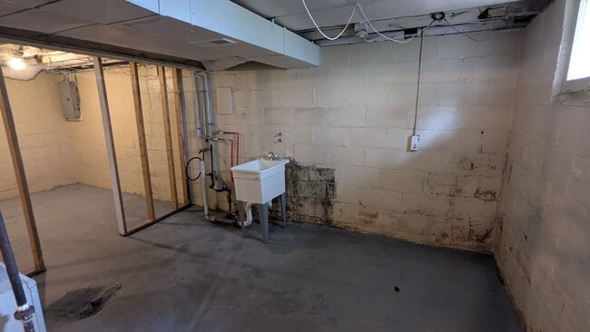 Building Photo - Charming 3-bedroom, 1-bathroom home locate...