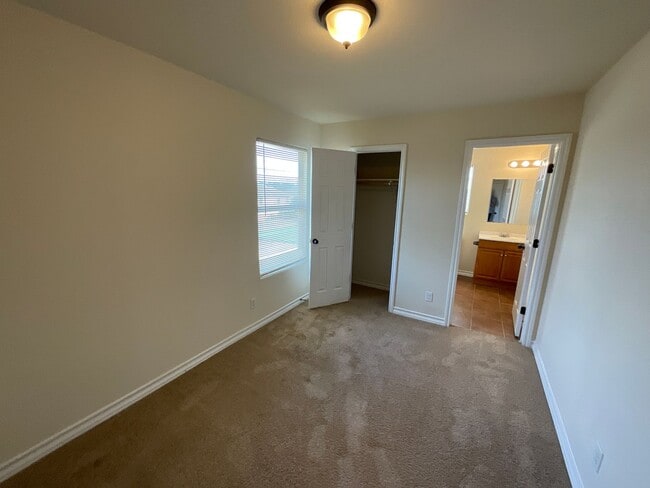 Building Photo - 6403 Aspen Hill