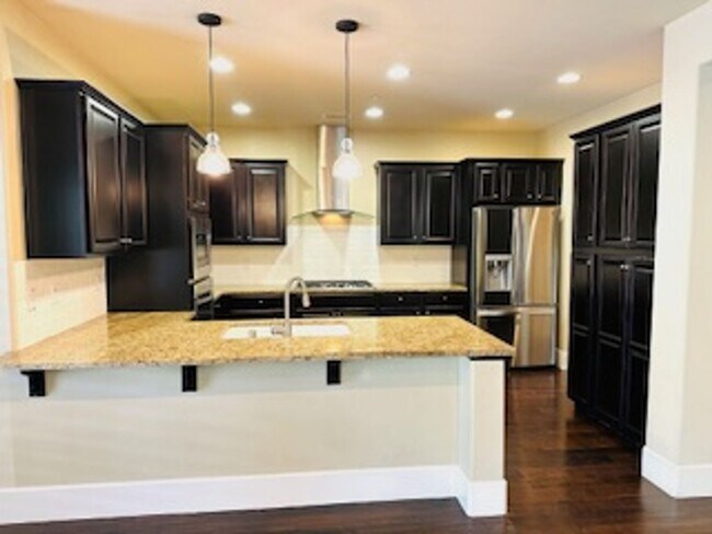 Building Photo - $2,695 Beautiful Barclay Square 4 Bed / Ha...