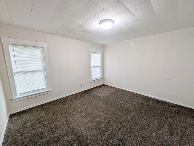 Building Photo - 5365 E Parkway Dr