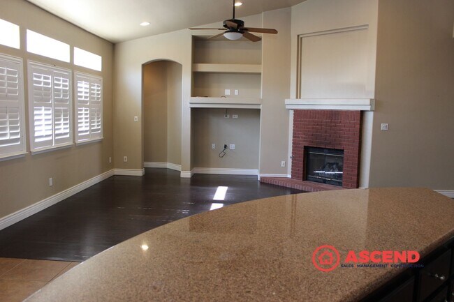 Building Photo - Beautiful 4 Bed / 2 Bath Home in Desirable Seven Oaks Community!