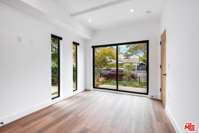 Building Photo - 354 1/2 Newland St