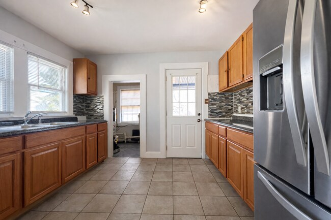 Building Photo - Charming 2BR Home with Yard, Porch & In-Home Laundry