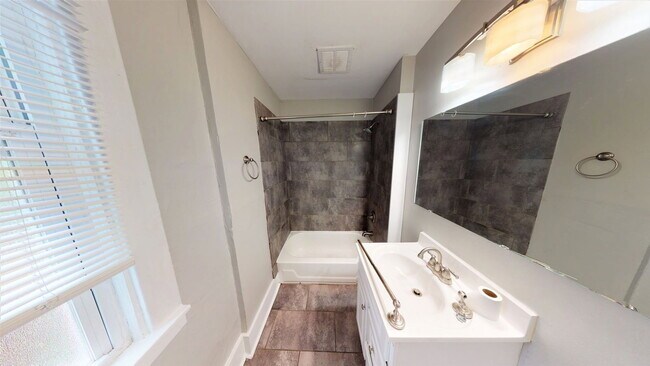 Building Photo - 2313 Stratford Ave