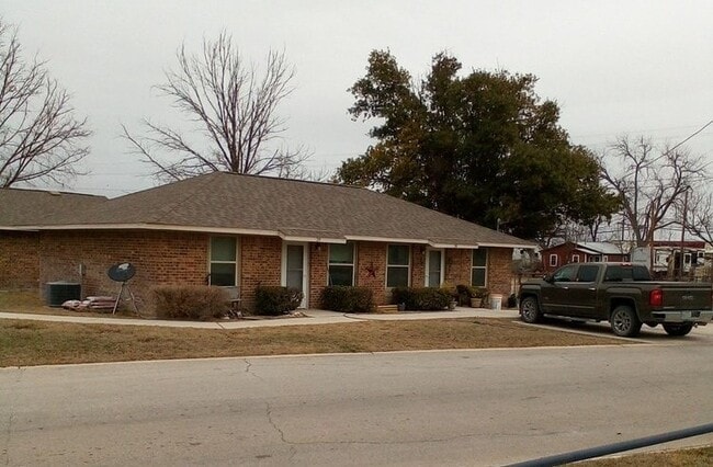 Building Photo - 111 NW Main St