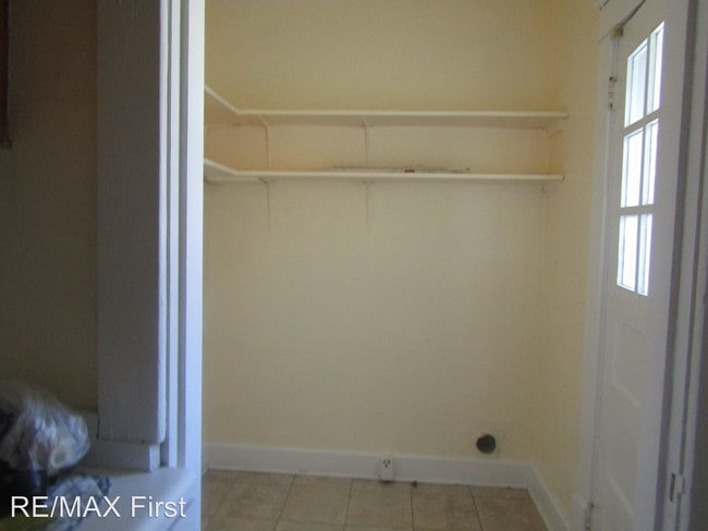 Building Photo - 2 br, 1 bath House - 303 N. Houston St.