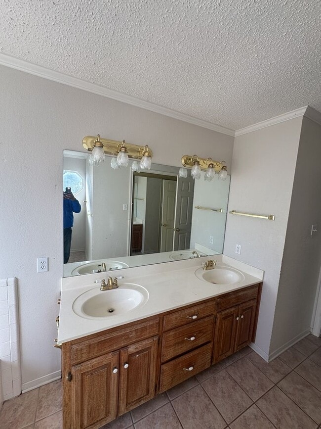 Building Photo - AVAILABLE NOW!!