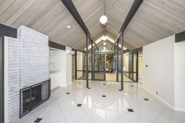 Building Photo - Charming Eichler in Super Desirable Community Center!