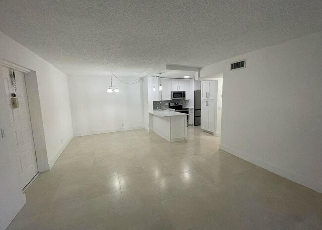 Building Photo - 205 Foxtail Dr