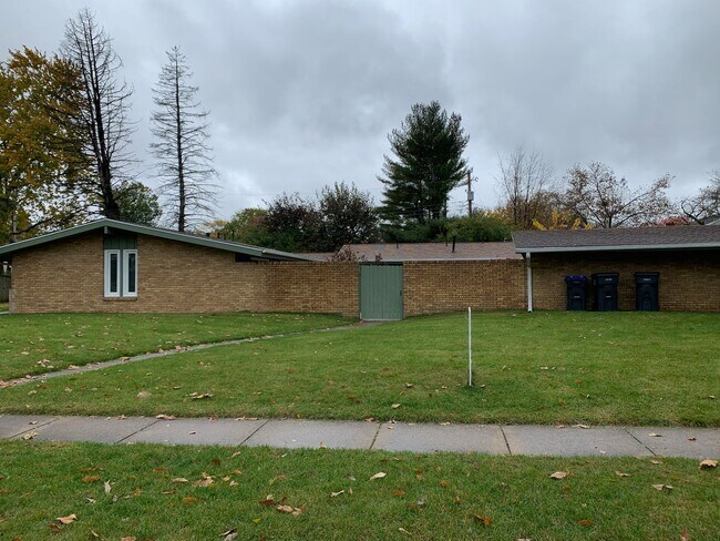 Building Photo - 1115 Broadmoor Dr