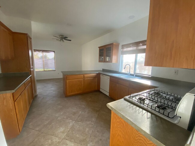 Building Photo - Great location on this split floorplan 3 b...