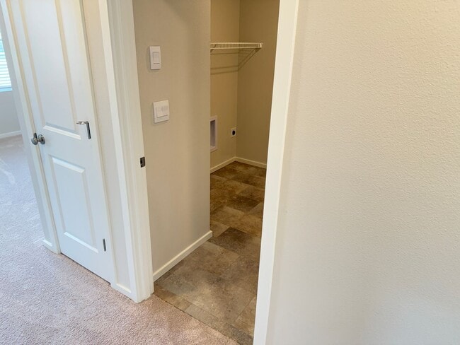 Building Photo - Newer 3 bedroom 2.5 bathroom house!