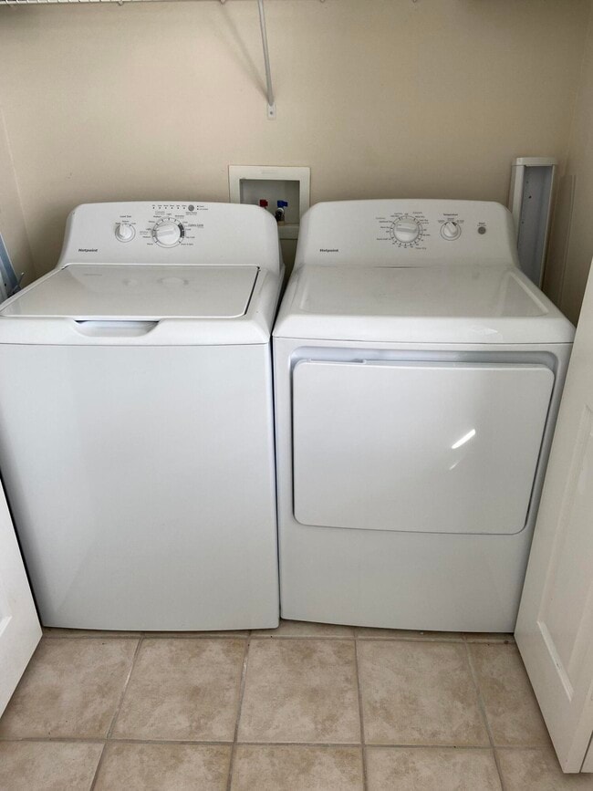 Building Photo - 9825 Baywinds Blvd