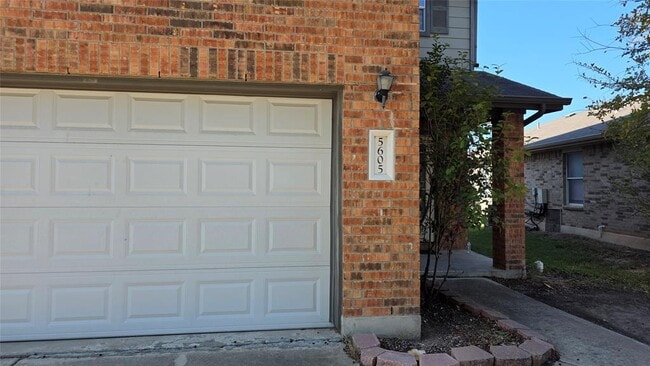 Building Photo - 5605 Clyde Ln