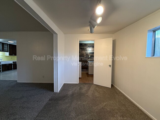 Building Photo - 2332 W Diana Ave