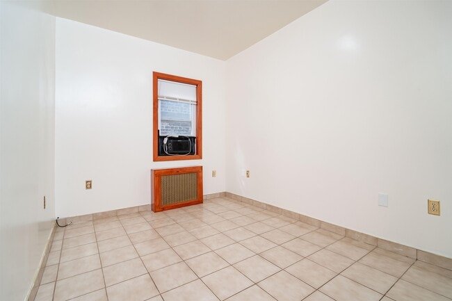 Building Photo - 724 17th St