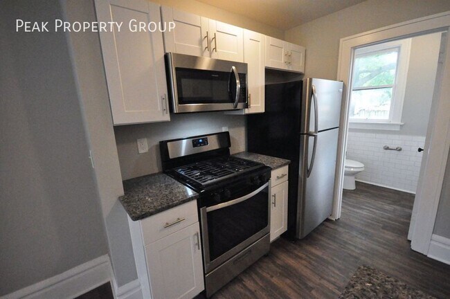 Building Photo - Available Now! Located in the Short North!...