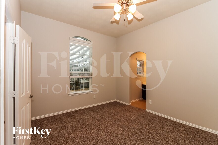 Building Photo - 2807 Angela Way Dr