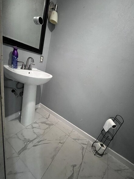 Building Photo - 122 N Plains Dr