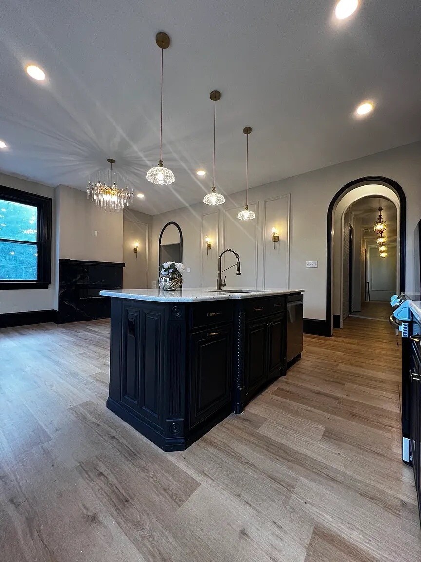 Building Photo - 230 W 6th St