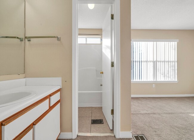 Building Photo - FWB Townhome