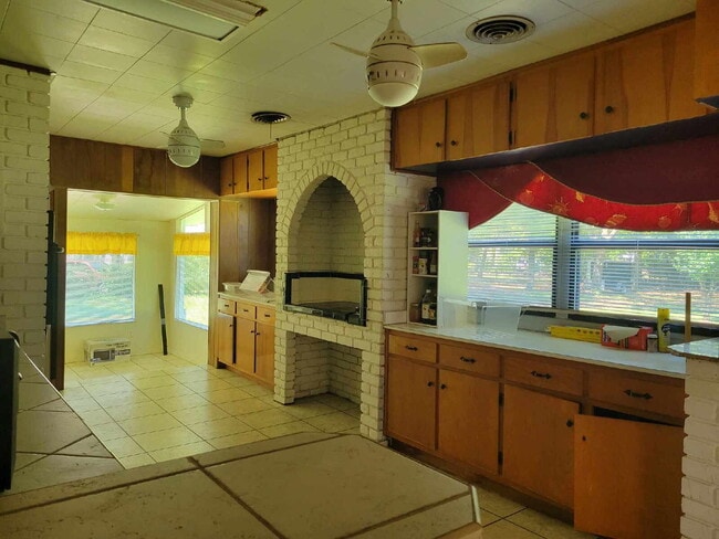 Building Photo - Huge house fully furnished!