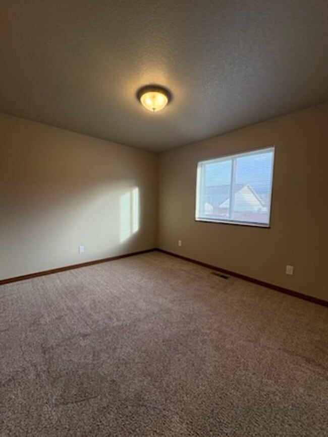 Building Photo - 3 BEDROOM | 2 BATH | GARAGE | NEWER TOWNHOME SUMMERSET