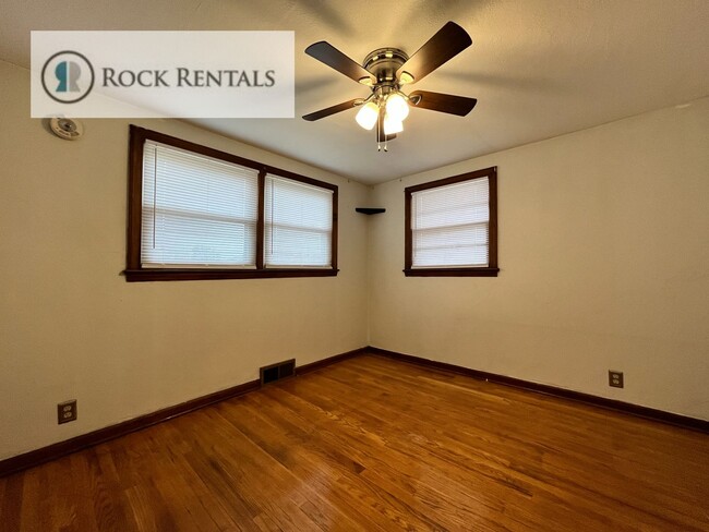Building Photo - 2 Bed 1.5 Bath with Bonus Room