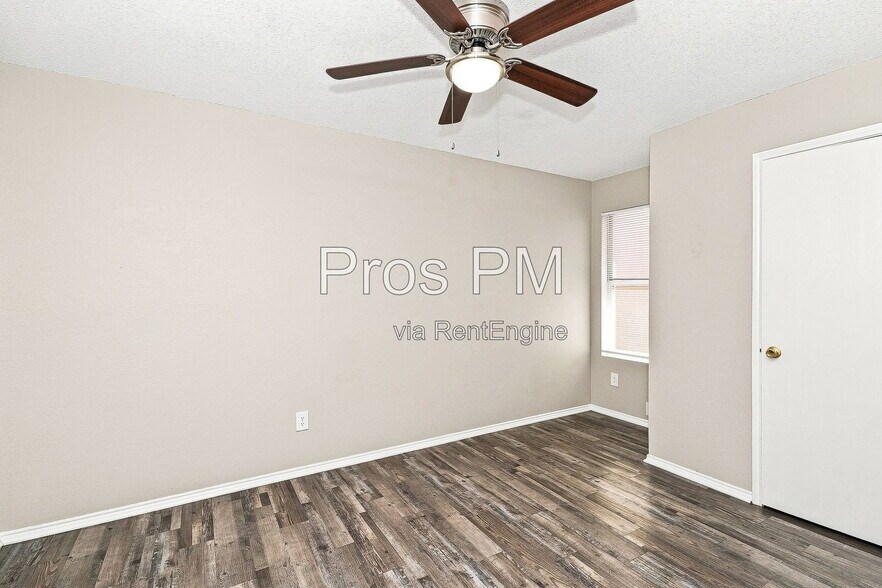 Building Photo - 5013 Waterford Dr