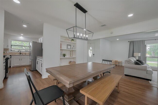 Building Photo - 8057 Ridgeview Dr