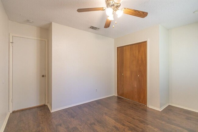 Building Photo - 10200 Missel Thrush Dr