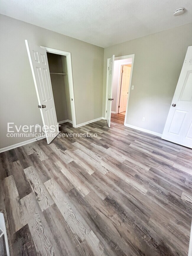 Building Photo - 3 Bed, 1.5 Bath Home with Fenced Yard / Pet-Friendly / Available Now!