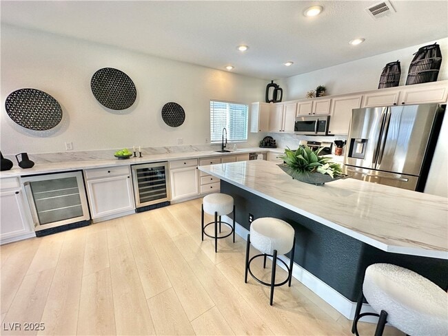 Building Photo - 10195 Queensbury Ave